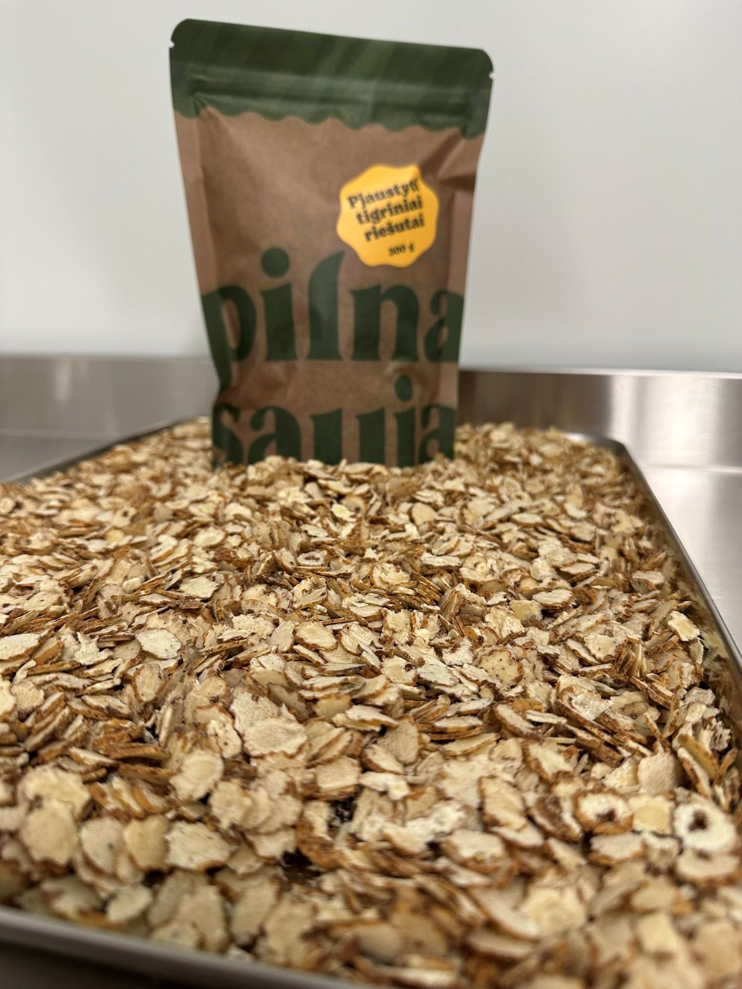 Pjaustyti tigriniai riešutai